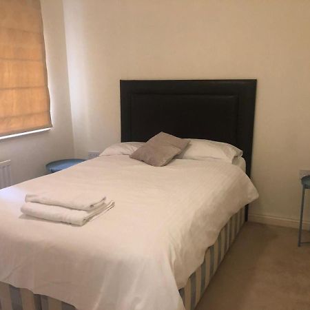 Lovely 2 Bedroom 2 Baths Flat With Free Parking Basingstoke Buitenkant foto