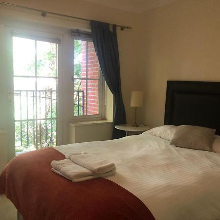Lovely 2 Bedroom 2 Baths Flat With Free Parking Basingstoke Buitenkant foto