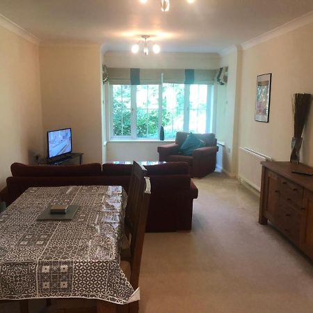 Lovely 2 Bedroom 2 Baths Flat With Free Parking Basingstoke Buitenkant foto
