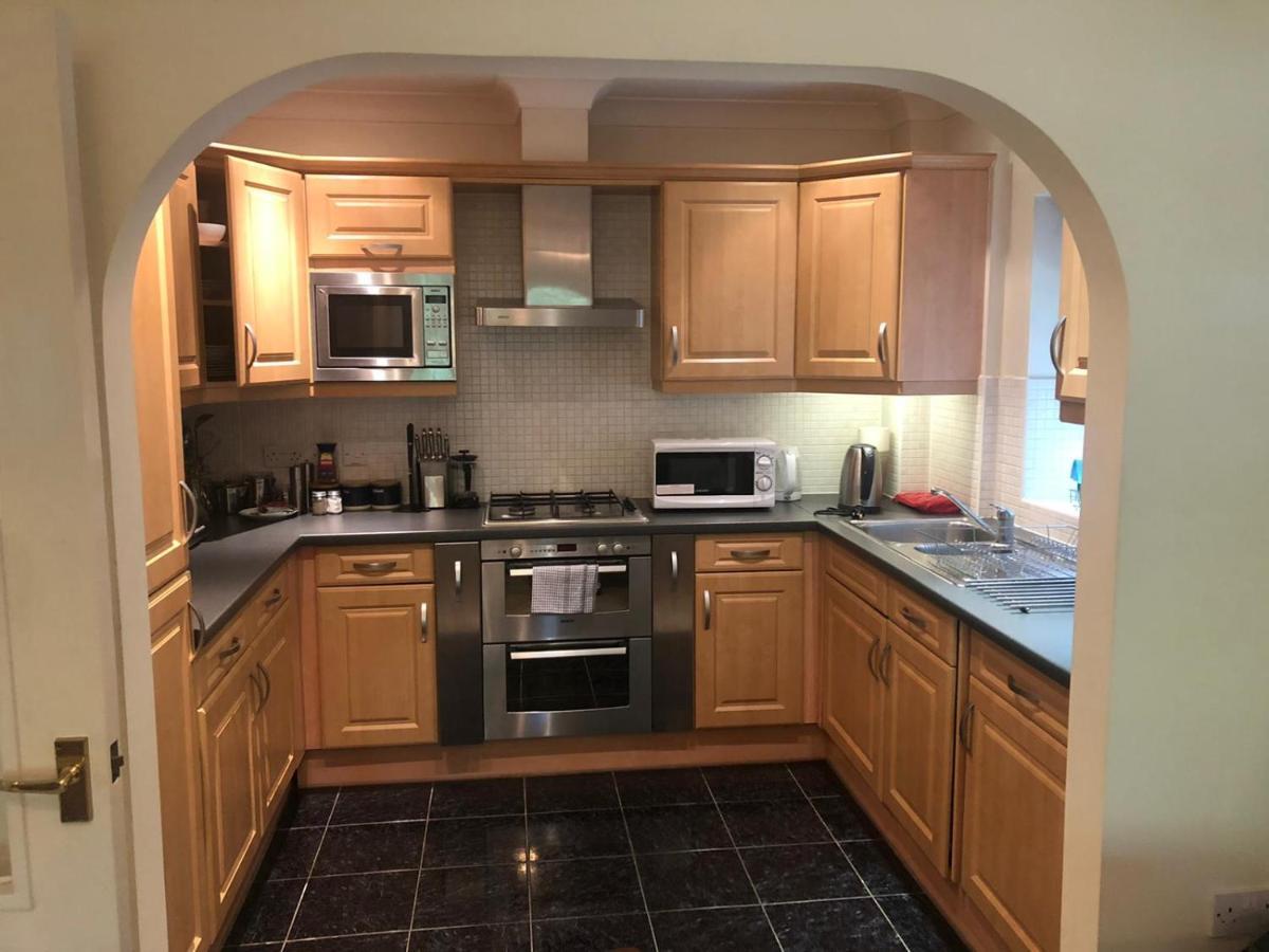 Lovely 2 Bedroom 2 Baths Flat With Free Parking Basingstoke Buitenkant foto