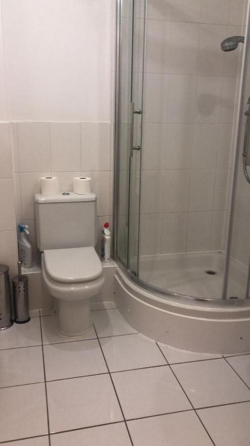 Lovely 2 Bedroom 2 Baths Flat With Free Parking Basingstoke Buitenkant foto