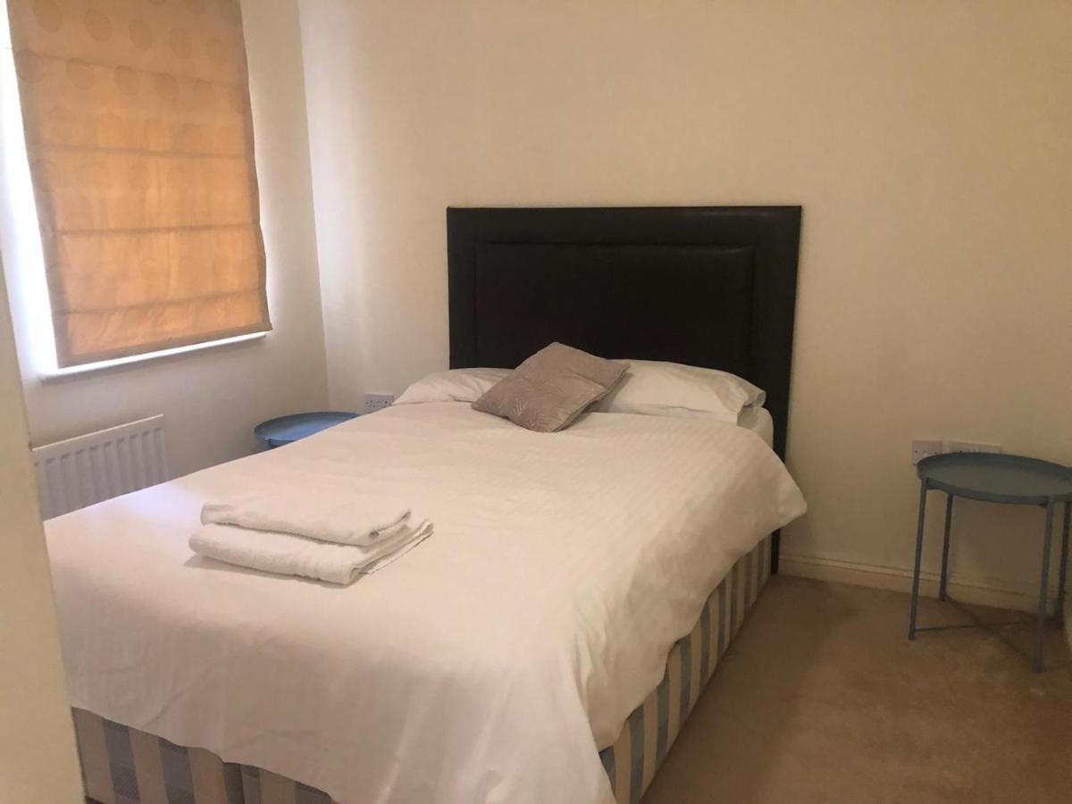 Lovely 2 Bedroom 2 Baths Flat With Free Parking Basingstoke Buitenkant foto