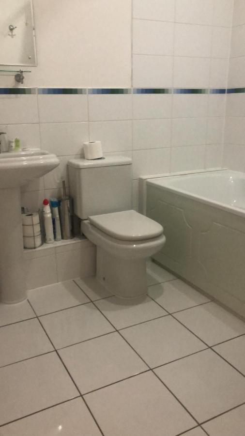 Lovely 2 Bedroom 2 Baths Flat With Free Parking Basingstoke Buitenkant foto