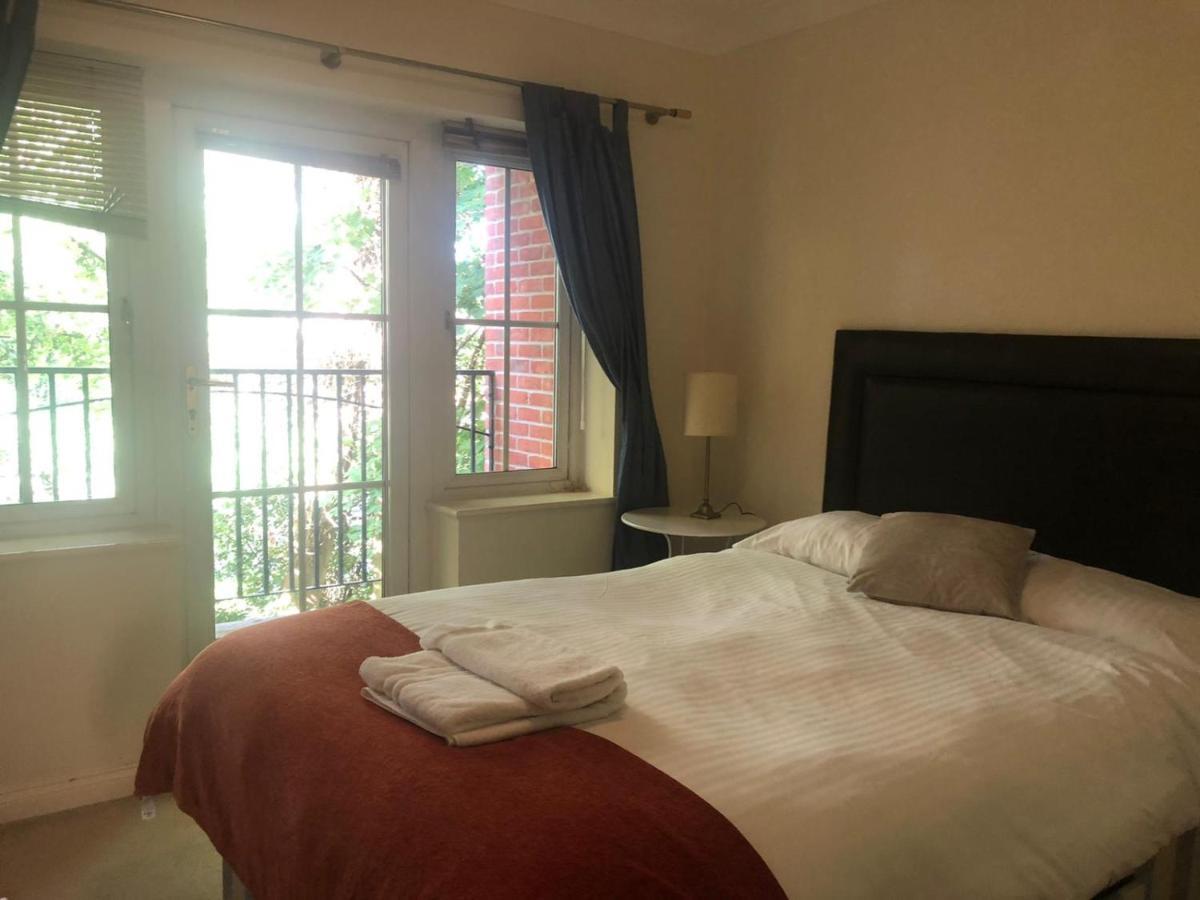 Lovely 2 Bedroom 2 Baths Flat With Free Parking Basingstoke Buitenkant foto