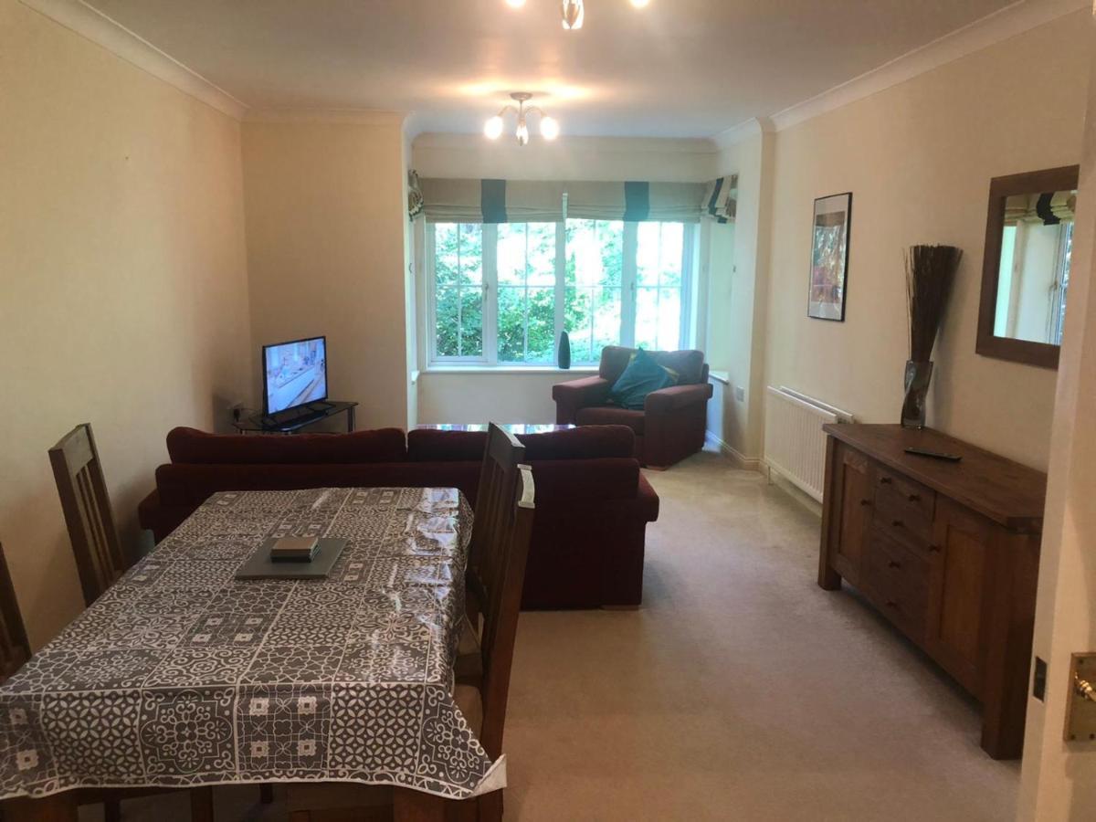Lovely 2 Bedroom 2 Baths Flat With Free Parking Basingstoke Buitenkant foto